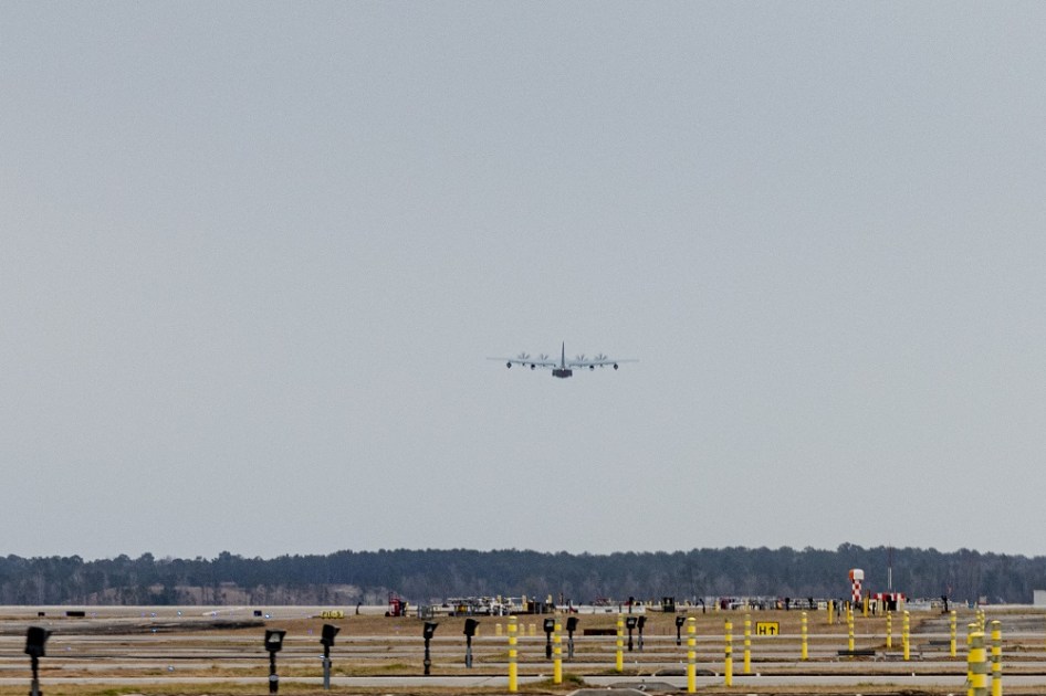 Um KC-130J Super Hercules do Corpo de Fuzileiros Navais dos EUA decolando da Estação Aérea do Corpo de Fuzileiros Navais de Cherry Point, na Carolina do Norte, em 2 de fevereiro de 2025, enquanto transporta tropas para a Base Naval da Baía de Guantánamo, em Cuba
