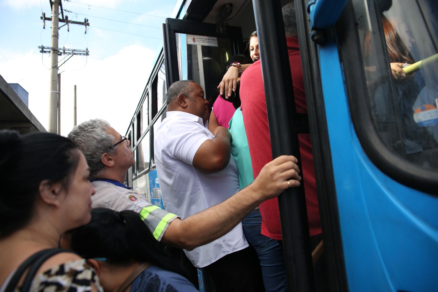 Colapso dos serviços públicos urbanos torna-se visível em calçadas esburacadas, ônibus atrasados, escolas e postos de saúde