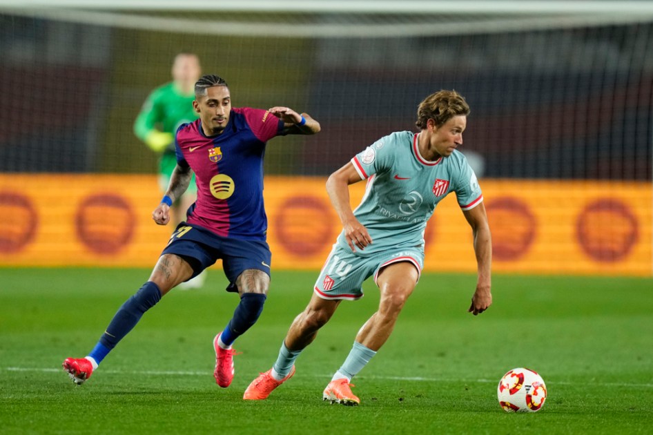 O atacante do FC Barcelona Raphinha (à esquerda) disputa a bola com Marcos Llorente, do Atlético de Madrid