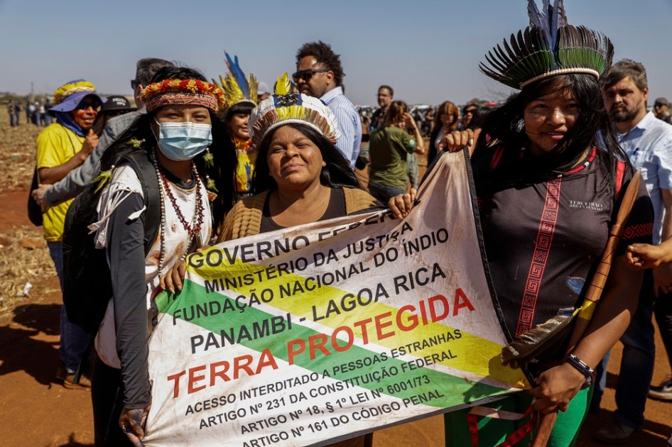 A ministra Povos Indígenas, Sonia Guajajara (c) posa para foto nas Terra Indígena Panambi-Lagoa Rica, delimitado pela Funai em 2011