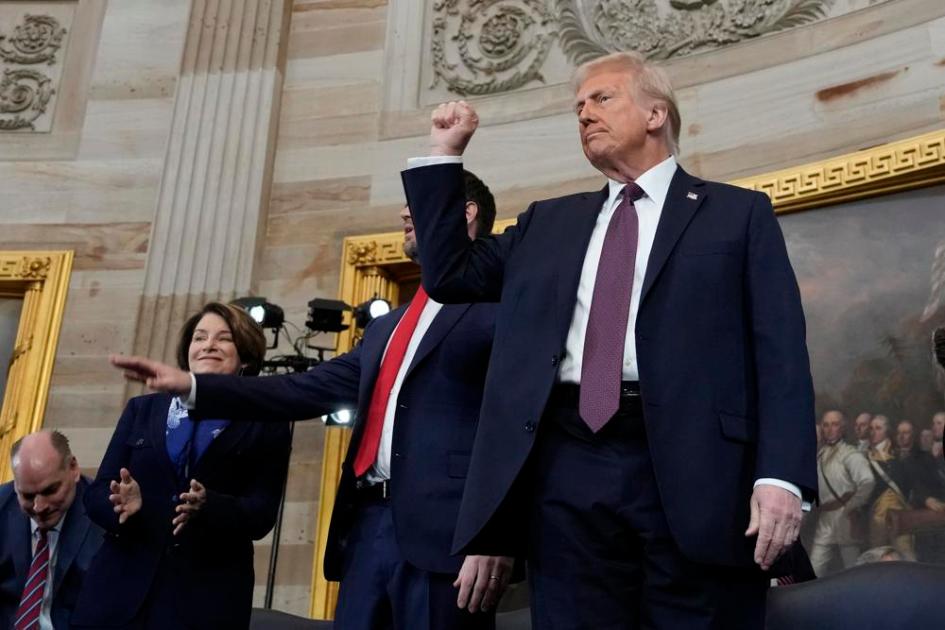 O presidente Donald Trump, ao centro, gesticula enquanto é acompanhado no palco pelo vice-presidente JD Vance após tomar posse como o 47º presidente dos Estados Unidos