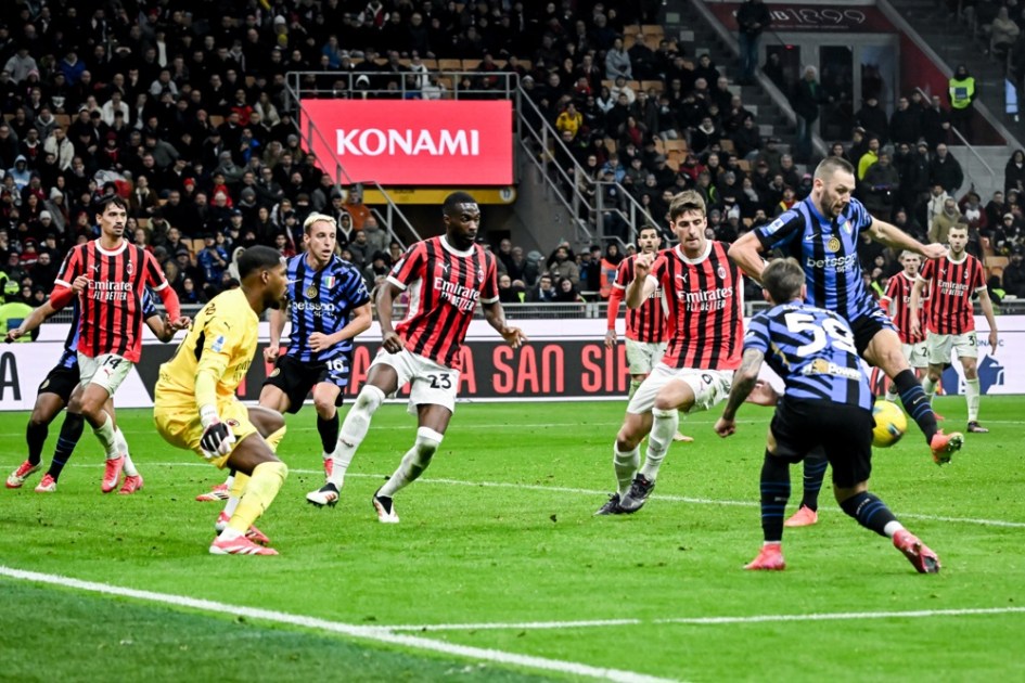 Stefan De Vrij, da Inter (D), marca o gol de empate em 1 a 1 durante a partida da Serie A italiana entre AC Milan e Inter