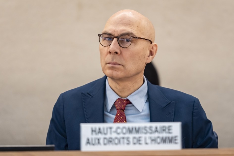 O Alto Comissário da ONU para os Direitos Humanos, Volker Tuerk, observa durante o Segmento de Alto Nível da 58ª sessão do Conselho de Direitos Humanos na sede europeia das Nações Unidas em Genebra