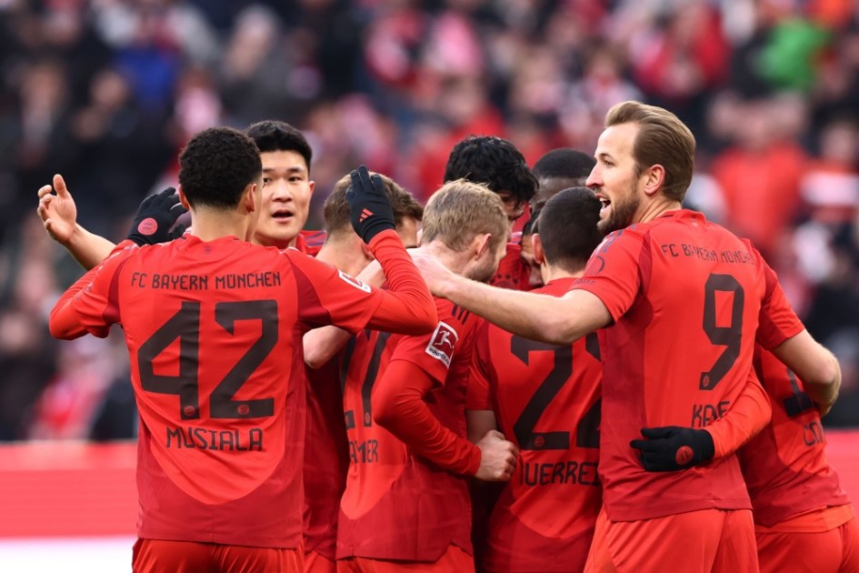 Jogadores do Bayern de Munique comemoram o quarto gol durante a partida da Bundesliga entre Bayern de Munique e Holstein Kiel