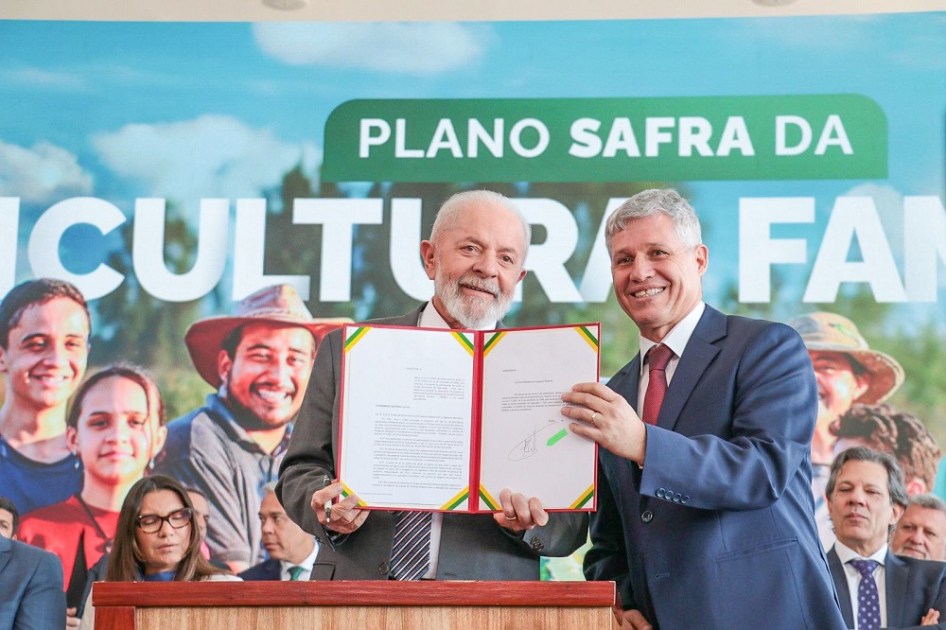 Paulo Teixeira ao lado do presidente Lula