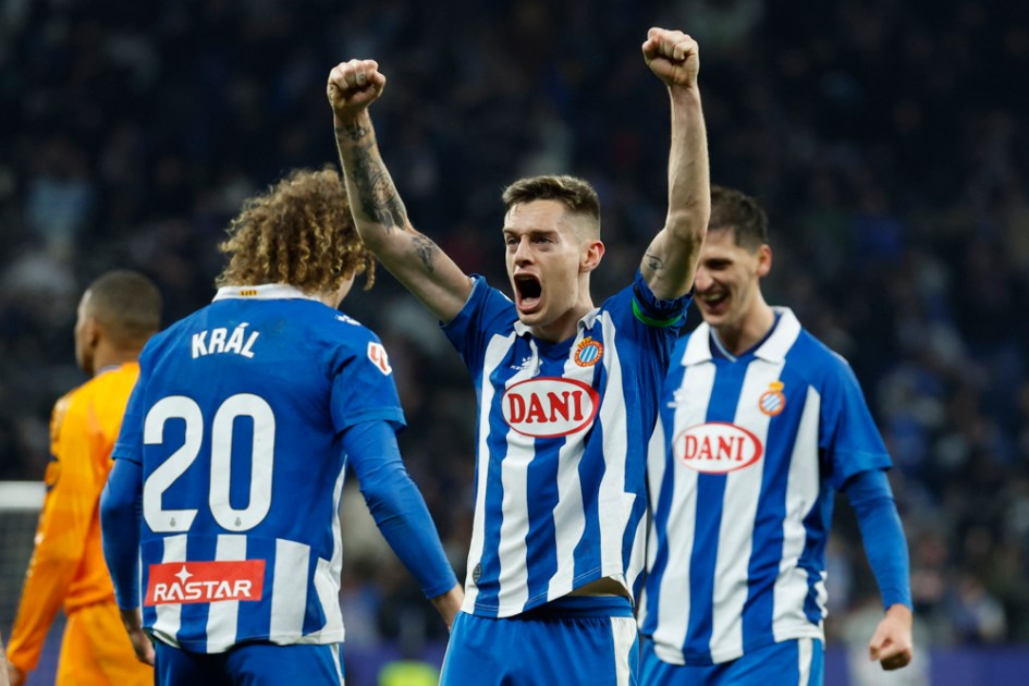 Os jogadores do Espanyol comemoram sua vitória ao fim da partida