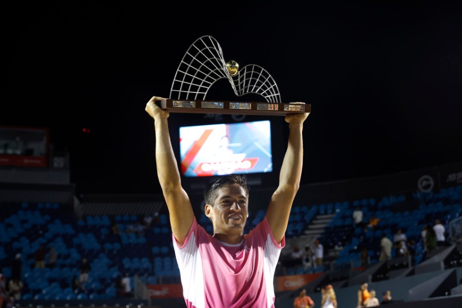 O argentino Sebastian Báez sustenta o troféu de campeão neste domingo, na final do Aberto do Rio de Janeiro