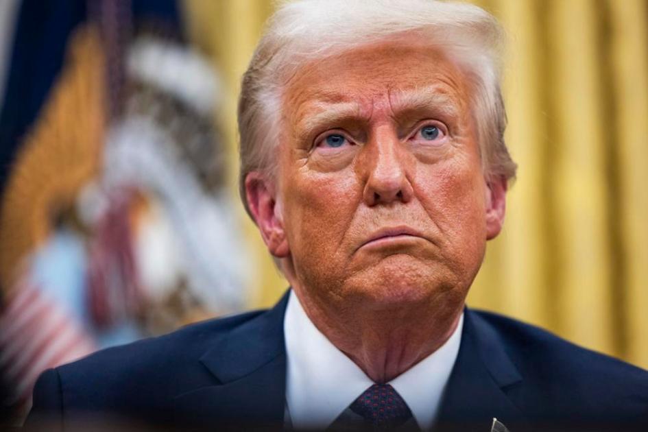 O presidente dos Estados Unidos, Donald Trump, assina diversas ordens executivas, incluindo indultos para réus dos distúrbios de 6 de janeiro e um adiamento na proibição do TikTok