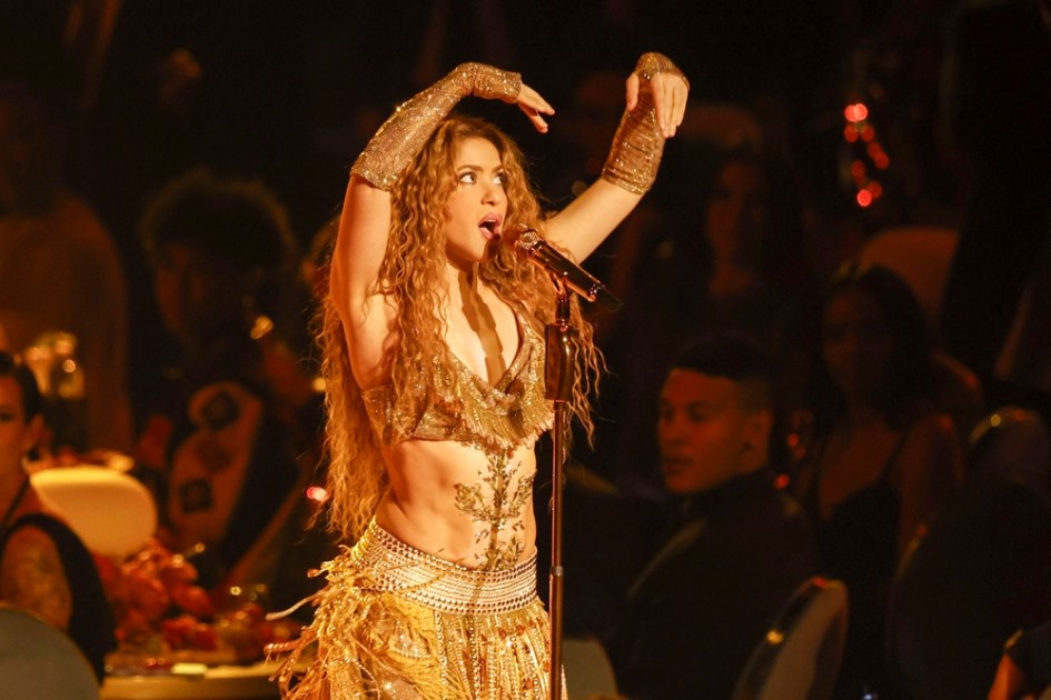 A cantora colombiana Shakira se apresenta durante a 67ª cerimônia anual do Grammy