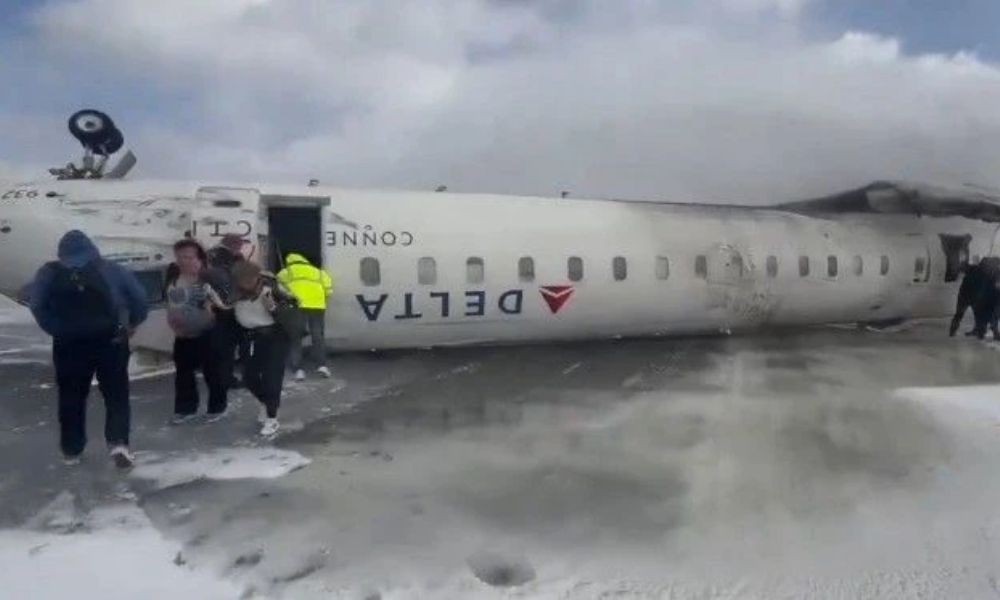 Avião pousa de ponta cabeça no Canadá e deixa 15 feridos