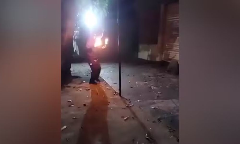 adolescente coloca fogo em morador de rua no RJ