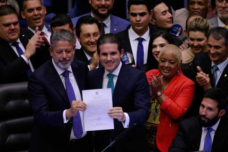 O deputado Hugo Motta (Republicanos-PB), de 35 anos, comemora ao ser eleito presidente da Câmara dos Deputados, em Brasília