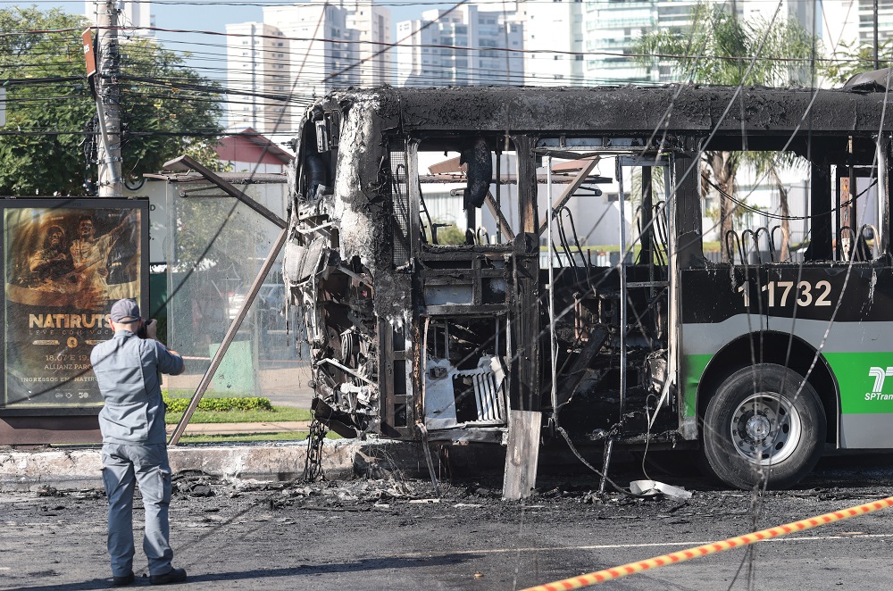 Passageira do ônibus atingido por avião em avenida de São Paulo recebe alta