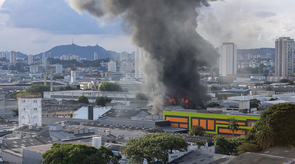 Incêndio atinge fábrica na zona norte de São Paulo