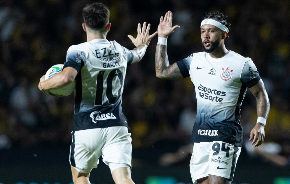 Garro cumprimeta Memphis após anotar um gol pelo Corinthians