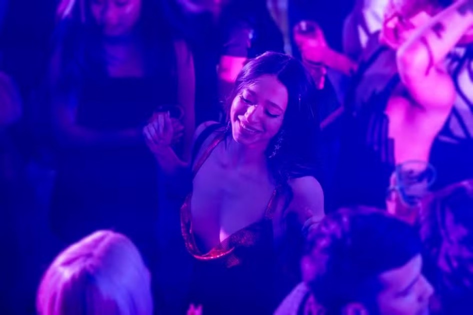 A atriz Mikey Madison em cena de "Anora"