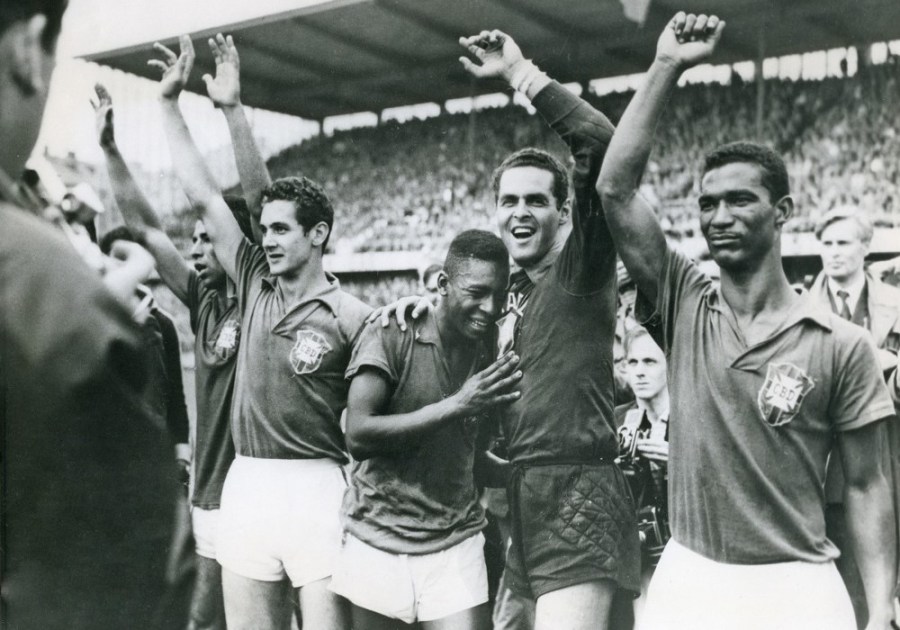 Pelé (centro), então com dezessete anos, chora no ombro do goleiro Gilmar dos Santos Neves (2º d/e) ao lado do companheiro da seleção brasileira Didi (d) após a vitória por 5 a 2 do Brasil sobre a Suécia na final da Copa do Mundo