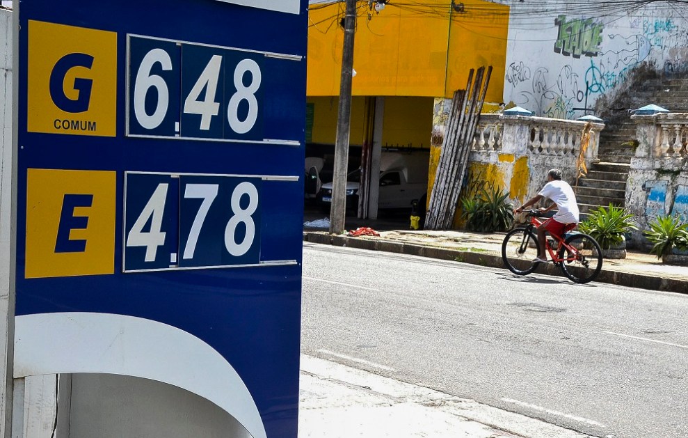 Movimento de motoristas em posto de combustível na cidade de Salvador (BA)