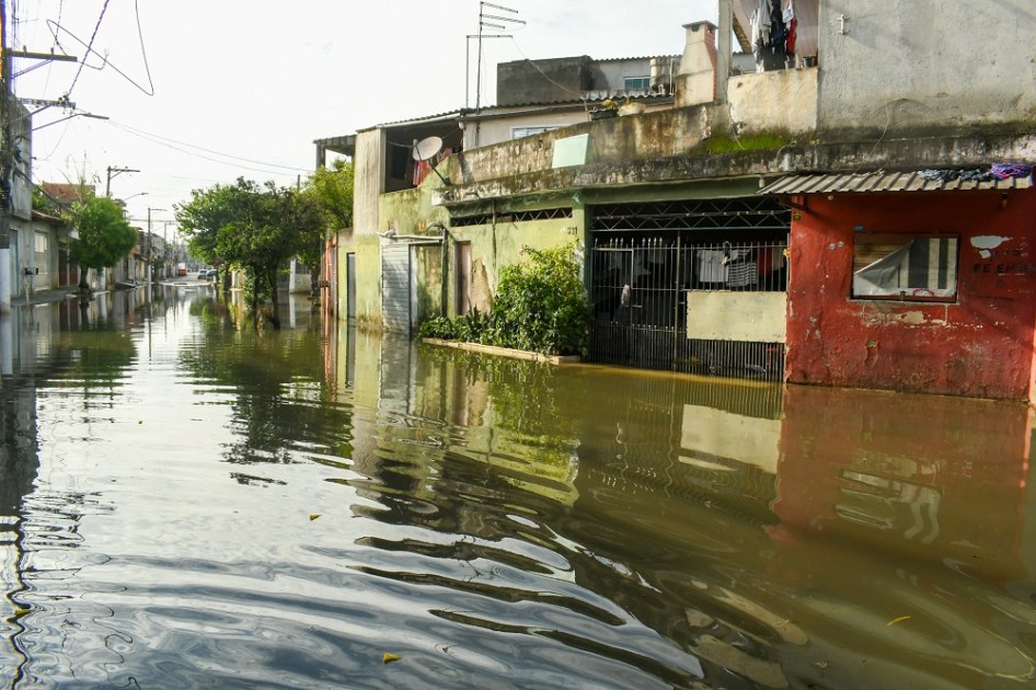 A Vila Aymoré, no Jardim Helena, na divisa com o Jardim Pantanal, na zona leste de São Paulo, enfrenta o quarto dia de ruas alagadas