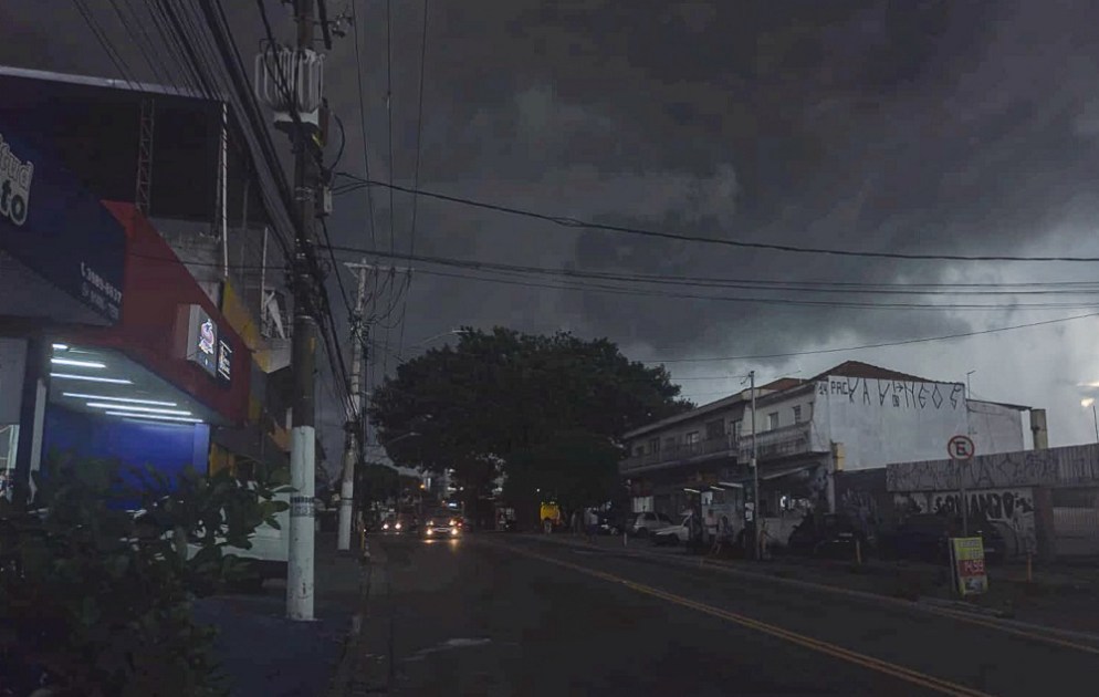 Chegada de temporal escurece o céu na idade de São Paulo