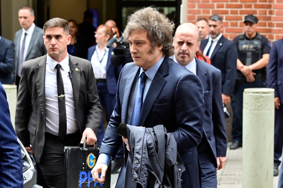 O presidente da Argentina, Javier Milei, caminha após participar da comemoração do Dia Internacional do Holocausto