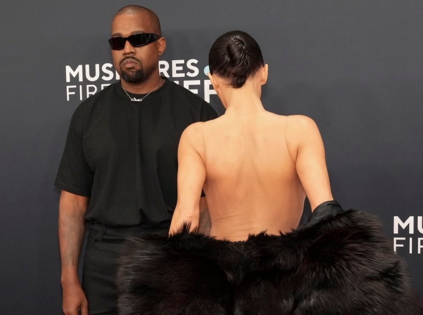 Kanye West (E) e Bianca Censori no tapete vermelho da 67ª cerimônia anual do Grammy Awards na Crypto.com Arena, em Los Angeles