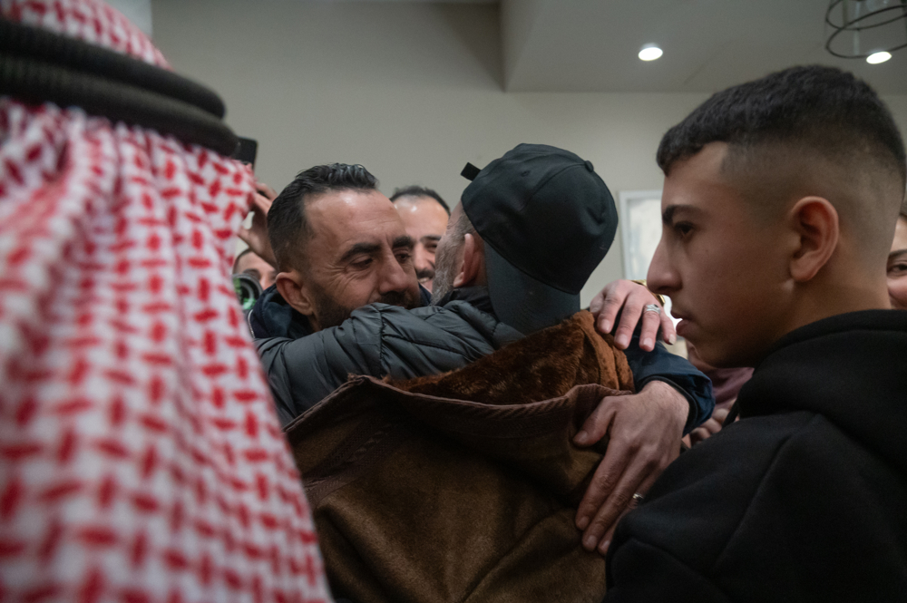 Israel liberta mais 183 prisioneiros palestinos como parte do cessar-fogo