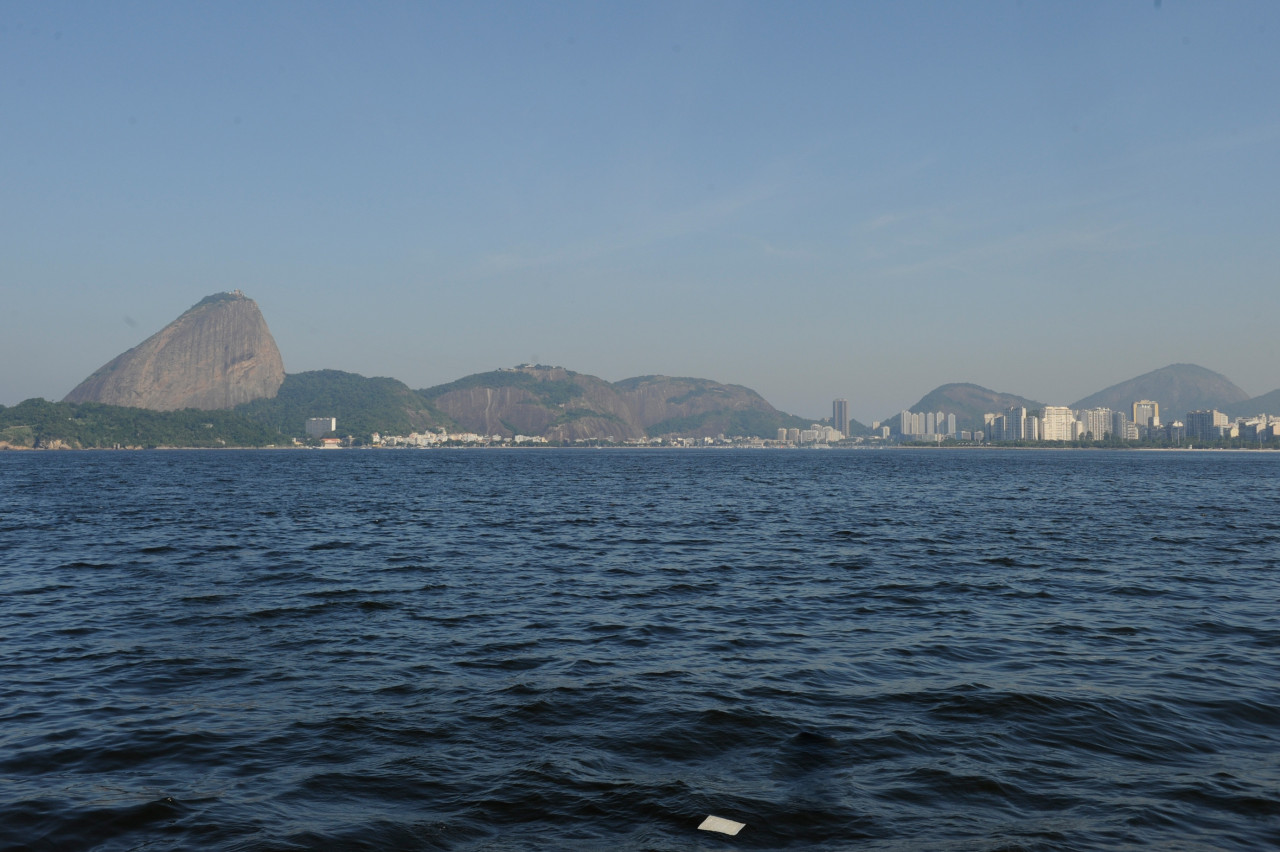 Incêndio em fábrica de óleo causa vazamento na Baía de Guanabara