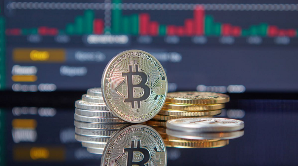 Moedas digitais com Bitcoin em destaque