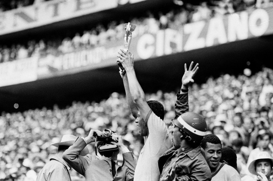 Carlos Alberto Torres ergue a Taça Jules Rimet, que ficou em definitivo com o Brasil após a conquista do tricampeonato