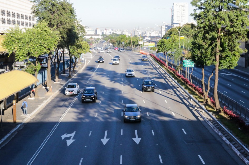 carros passando em estrada