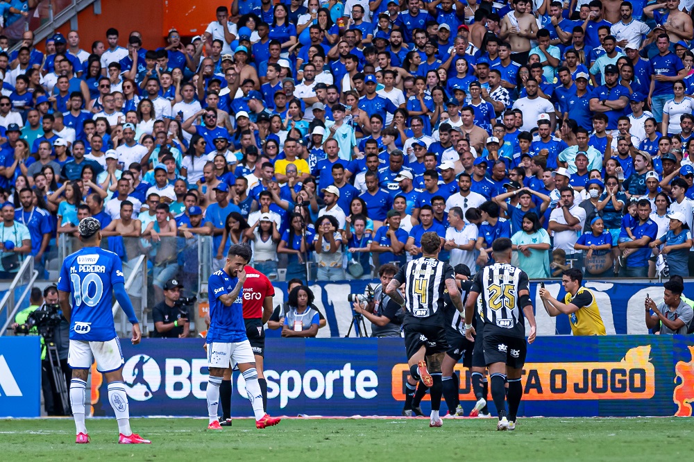 Cruzeiro apresenta queixa formal contra arbitragem após derrota no clássico mineiro