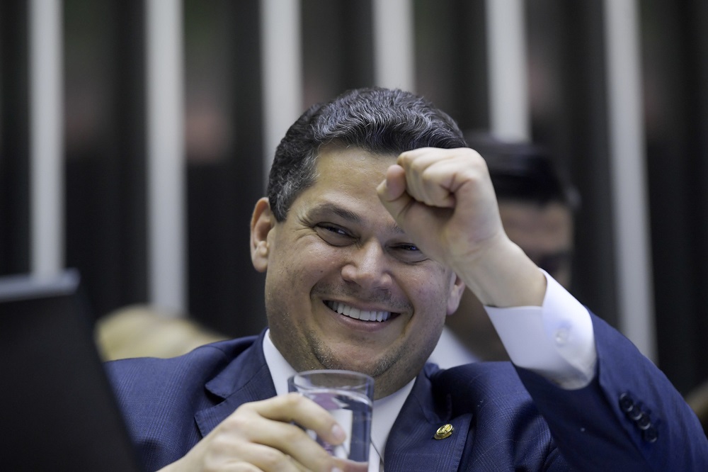 Proposta de delação de Vorcaro tem acusação de propina de US$ 30 mi a Alcolumbre, diz revista