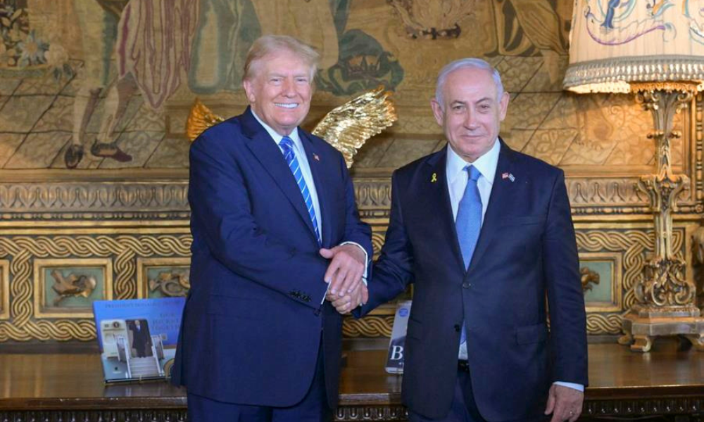 O candidato presidencial republicano, Donald Trump, recebeu nesta sexta-feira o primeiro-ministro israelense, Benjamin Netanyahu (R), em sua casa de férias em Mar-a-Lago, na Flórida, um dia depois de o líder israelense se reunir separadamente com o presidente dos EUA, Joe Biden, e a vice-presidente, Kamala Harris. , na Casa Branca.