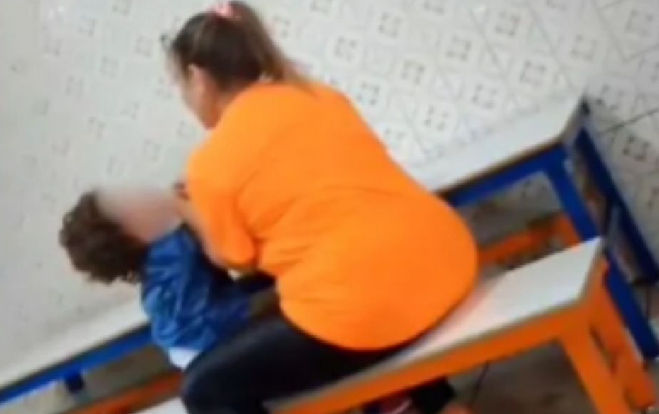 Diretora de creche flagrada agredindo criança é presa em Ibiúna