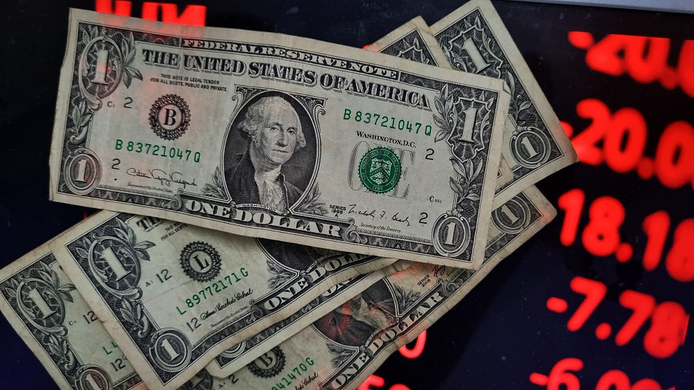 Dólar fecha estável de olho em ‘tarifas recíprocas’ impostas por Trump