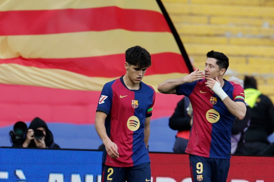 O atacante polonês do FC Barcelona, Robert Lewandowski (D), comemora após marcar um gol durante a partida da LaLiga entre FC Barcelona e Alavés, neste domingo, no Estádio Olímpico de Montjuic