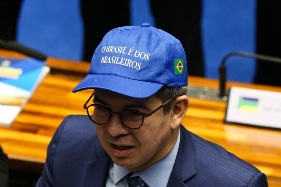 O senador Randolfe Rodrigues (PT-AP), líder do Governo no Senado, é visto usando um boné com a frase: O Brasil é dos Brasileiros, durante a votação para a escolha dos novos presidentes do Congresso