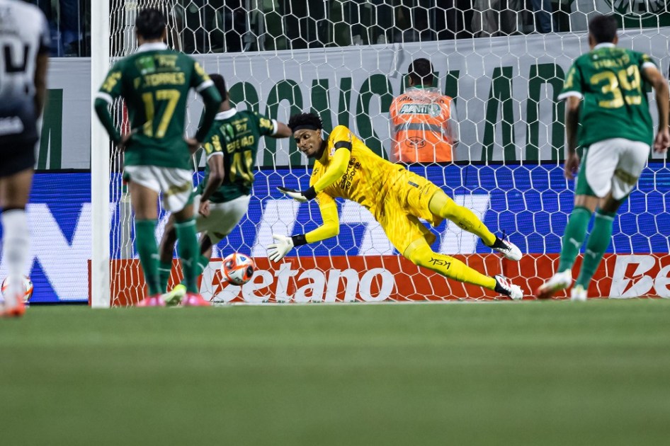 Hugo Souza, do Corinthians, defende pênalti cobrado por Estêvão, do Palmeiras