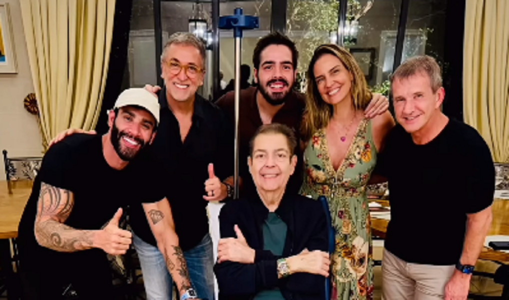 Com pé enfaixado, Faustão aparece ao lado de Gusttavo Lima e amigos