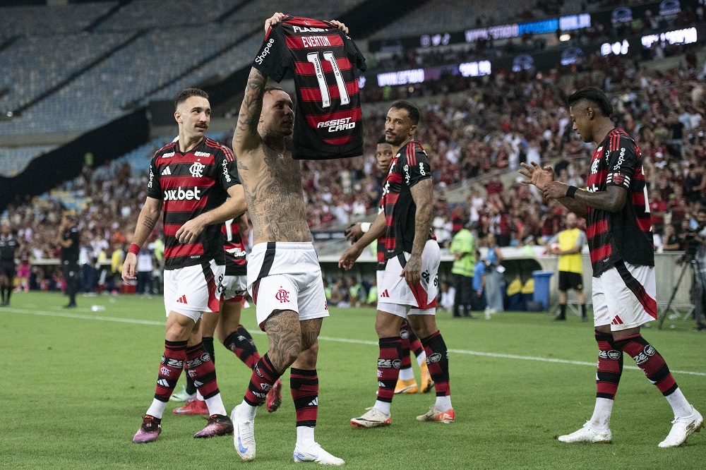 Flamengo vence Vasco por 2 a 0 e chega aos 20 pontos na liderança do Carioca