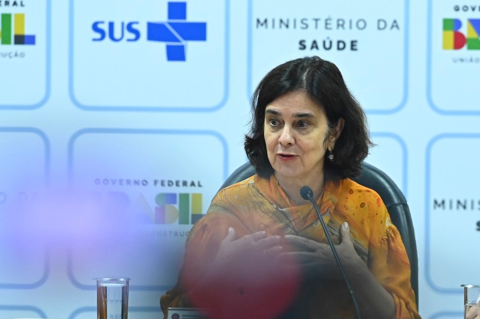 Ministra da Saúde Nísia Trindade durante coletiva