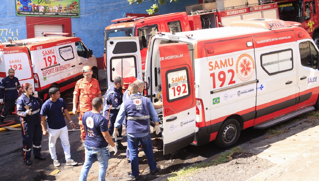 Dez pessoas estão em estado grave após incêndio em fábrica de fantasias de carnaval no Rio