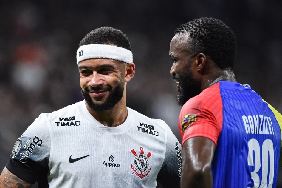 Memphis do Corinthians e Gonzalez durante partida entre Corinthians x Universidad Central VEN, jogo de volta da Copa Conmebol Libertadores