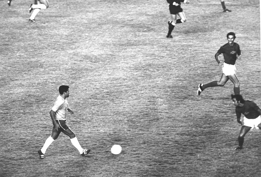 Despedida de Garrincha do futebol reuniu milhares de torcedores no Maracanã, em 1973