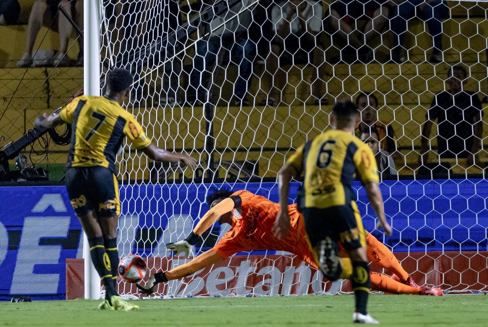 Hugo Souza defende pênalti, Corinthians passa sufoco, mas supera Novorizontino no Campeonato Paulista