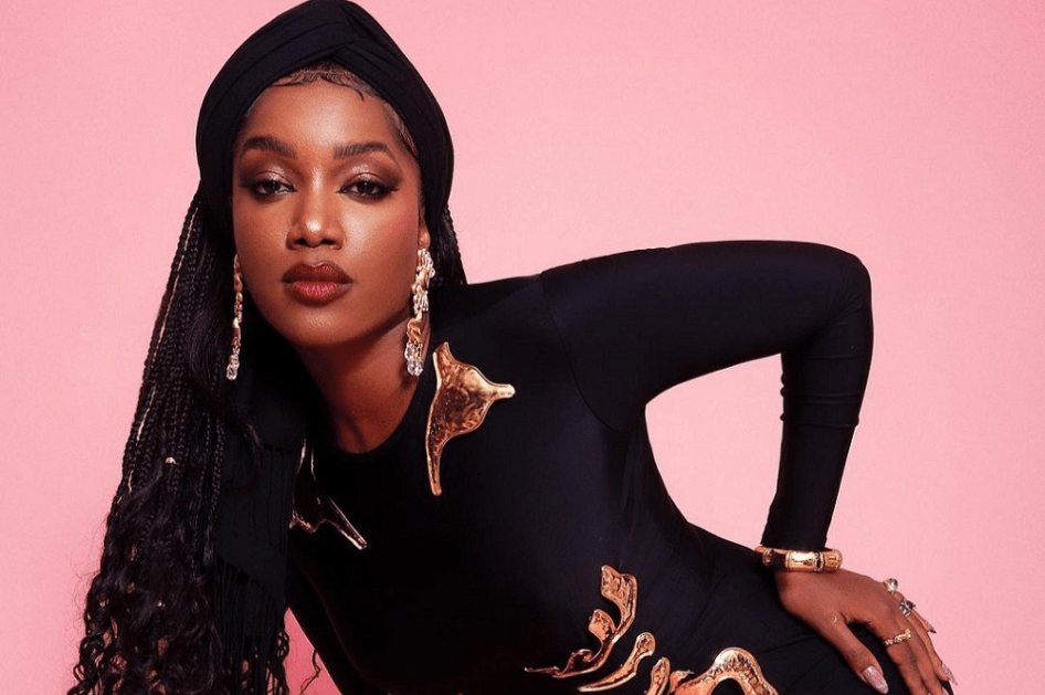 Toda de preto, a cantora Iza posa para foto ante da final do "The Voice"