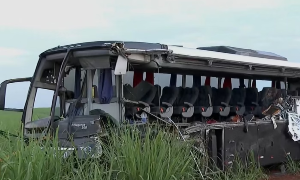 Doze estudantes universitários morrem em acidente de ônibus em São Paulo