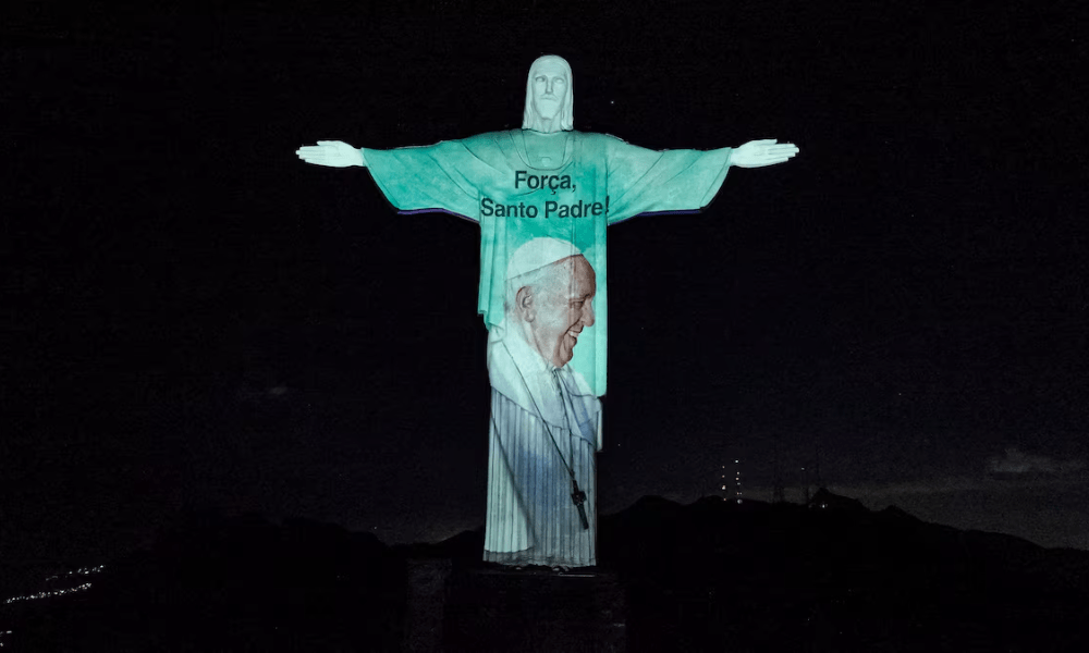 Cristo Redentor recebe projeção de imagens em apoio ao papa Francisco