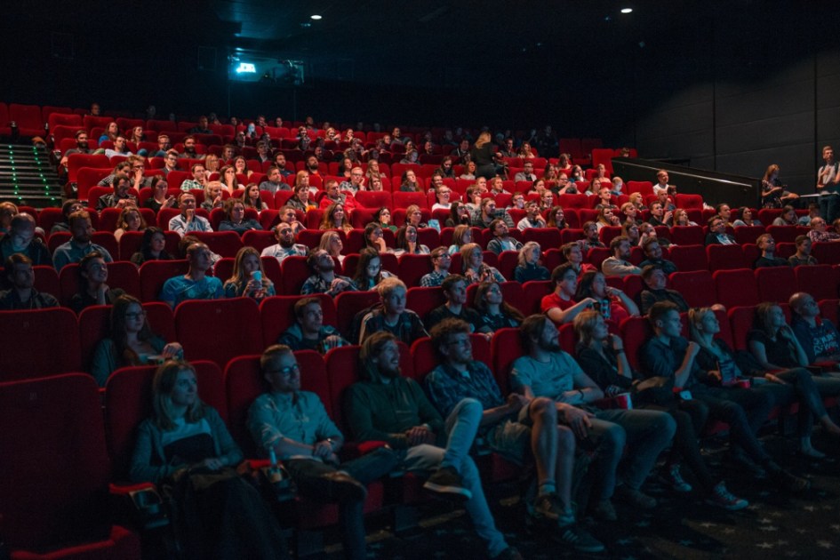 Pessoas assistindo a um episódio de "Game of Thrones" no cinema